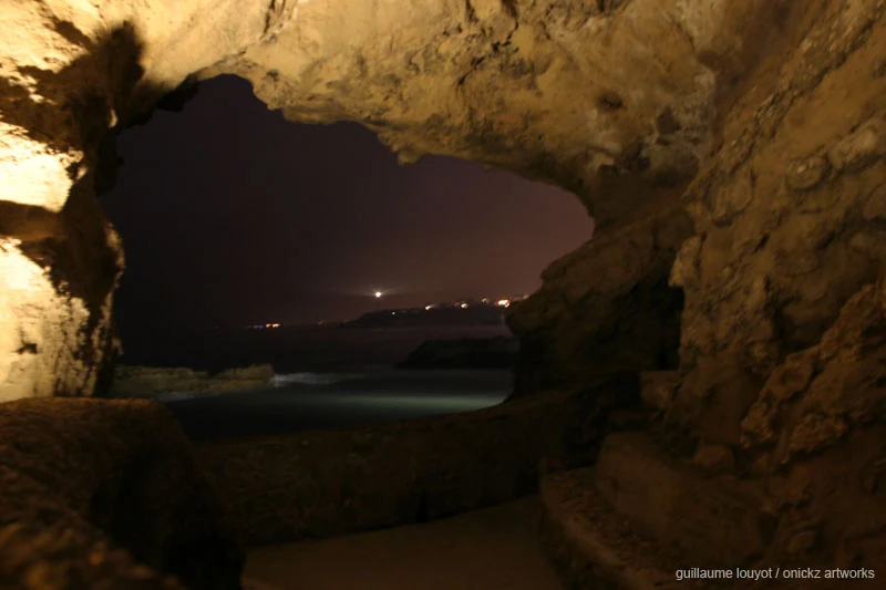 Vue nocturne à travers la roche — Biarritz et Pays basque, Guillaume Louyot