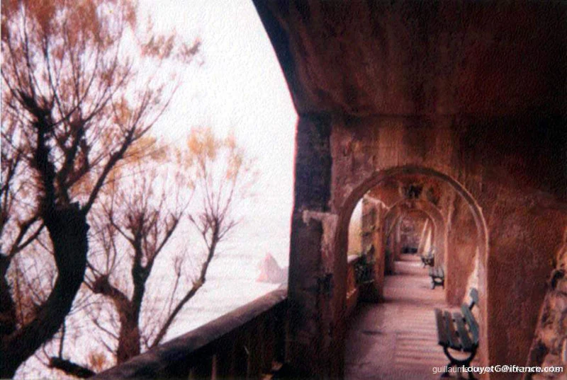 Passage sous des arcades — Biarritz et Pays basque, Guillaume Louyot