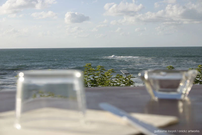 Verres en terrasse face à l’océan — Biarritz et Pays basque, Guillaume Louyot