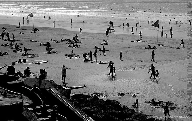 Plage fréquentée en noir et blanc — Biarritz et Pays basque, Guillaume Louyot