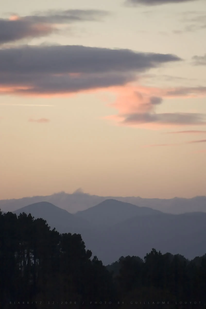 Reliefs du Pays basque sous un ciel aux teintes roses