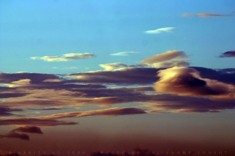 Nuages dorés et violets dans le ciel