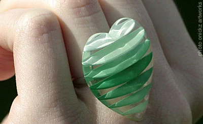 Bague verte portée à la main — The French Factory, photographie de Guillaume Louyot