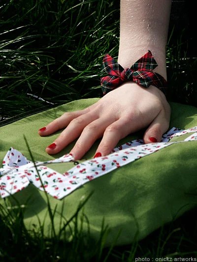 Main et bracelet sur un sac — The French Factory, photographie de Guillaume Louyot
