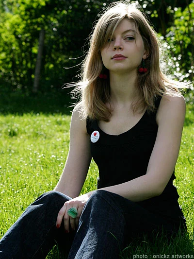 Portrait en extérieur avec les créations d’Erika — The French Factory, photographie de Guillaume Louyot