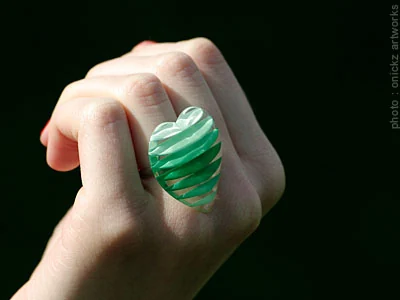 Gros plan sur une bague verte — The French Factory, photographie de Guillaume Louyot