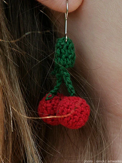 Boucle d’oreille en forme de cerises — The French Factory, photographie de Guillaume Louyot