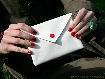 Pochette blanche portée à la main — The French Factory, photographie de Guillaume Louyot