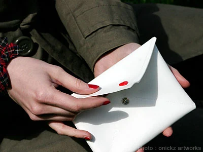 Pochette blanche ouverte — The French Factory, photographie de Guillaume Louyot