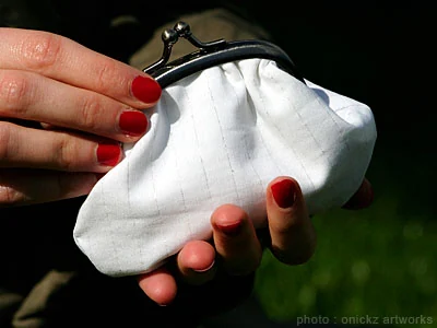Petit sac blanc à motif rouge — The French Factory, photographie de Guillaume Louyot