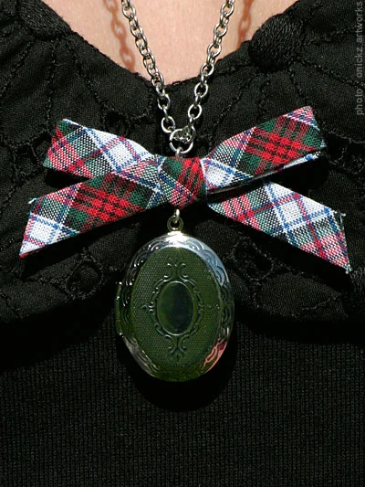Collier et pendentif sur un haut noir — The French Factory, photographie de Guillaume Louyot