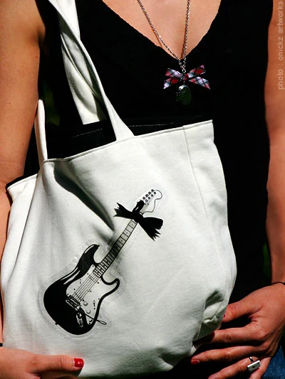 Sac blanc au motif de guitare — The French Factory, photographie de Guillaume Louyot