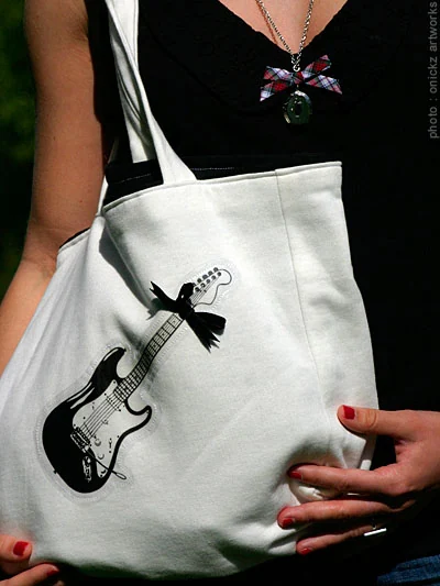Détail du sac au motif de guitare — The French Factory, photographie de Guillaume Louyot
