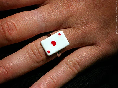 Bague au motif de carte à jouer — The French Factory, photographie de Guillaume Louyot