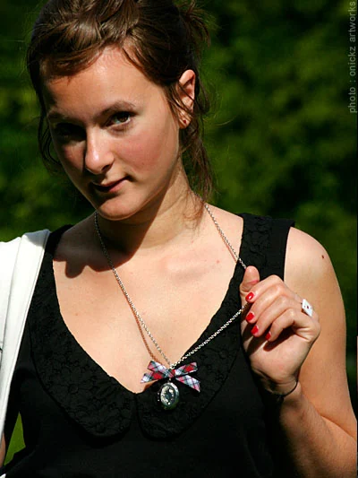 Portrait en extérieur avec les créations d’Erika — The French Factory, photographie de Guillaume Louyot