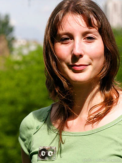 Portrait en extérieur avec les créations d’Erika — The French Factory, photographie de Guillaume Louyot
