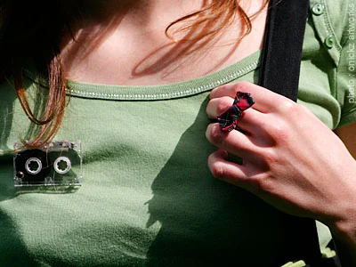 Collier porté sur un haut vert — The French Factory, photographie de Guillaume Louyot