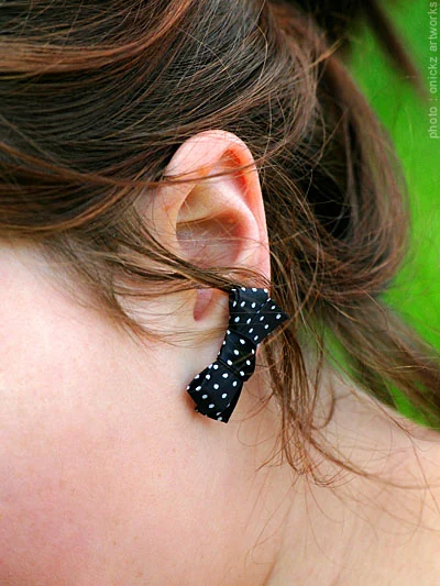 Boucle d’oreille noire — The French Factory, photographie de Guillaume Louyot
