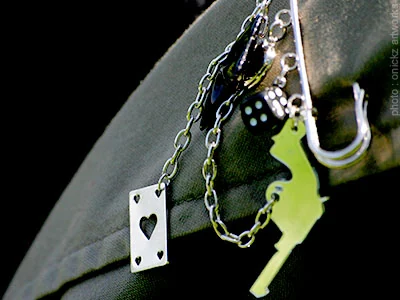 Pendentif et accessoires sur une veste — The French Factory, photographie de Guillaume Louyot