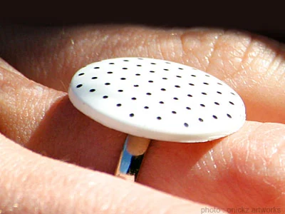 Bague blanche à pois — The French Factory, photographie de Guillaume Louyot