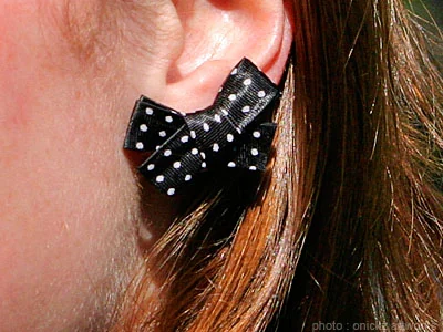Boucle d’oreille noire à pois — The French Factory, photographie de Guillaume Louyot