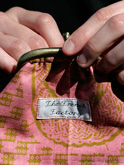Mains et sac rose — The French Factory, photographie de Guillaume Louyot