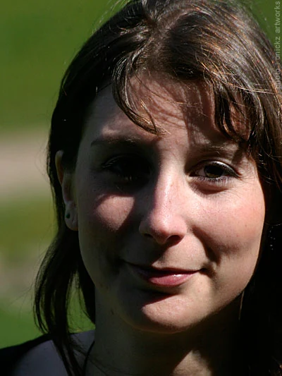 Portrait en extérieur avec les créations d’Erika — The French Factory, photographie de Guillaume Louyot