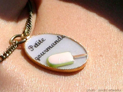 Pendentif rond porté en collier — The French Factory, photographie de Guillaume Louyot