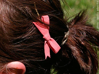 Nœud rouge dans les cheveux — The French Factory, photographie de Guillaume Louyot