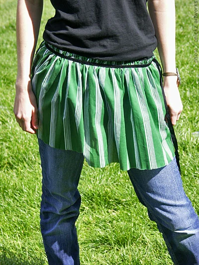 Jupe verte portée sur un jean — The French Factory, photographie de Guillaume Louyot