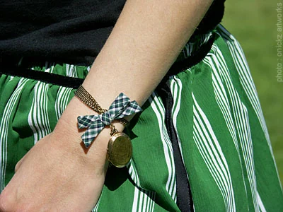 Bracelet porté avec une jupe verte — The French Factory, photographie de Guillaume Louyot