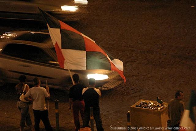 Voiture ornée de drapeaux italiens la nuit — Naples et ses environs, Guillaume Louyot
