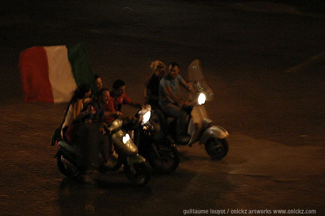 Scooter et drapeau italien — Naples et ses environs, Guillaume Louyot