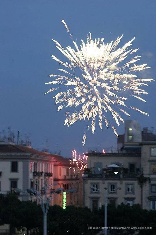 Feu d’artifice au-dessus de la ville — Naples et ses environs, Guillaume Louyot
