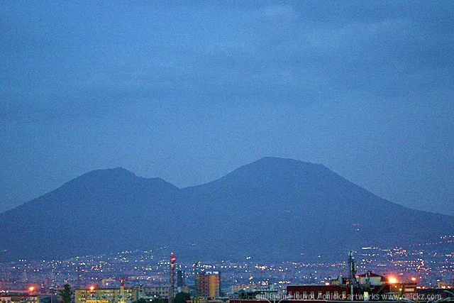 Reliefs et ville au crépuscule — Naples et ses environs, Guillaume Louyot