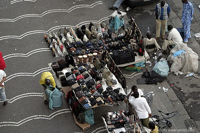 Étals de marché vus en hauteur — Naples et ses environs, Guillaume Louyot