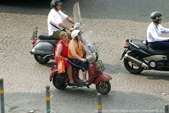 Scooter dans la rue — Naples et ses environs, Guillaume Louyot