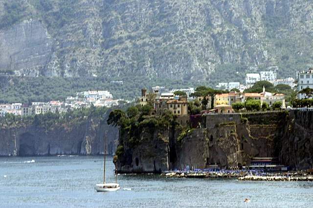 Bâtiment au bord de l’eau — Naples et ses environs, Guillaume Louyot