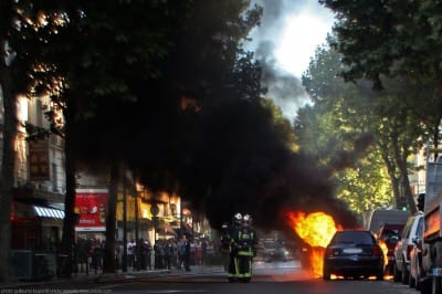 Voiture en Feu avenue de Saint Ouen Paris