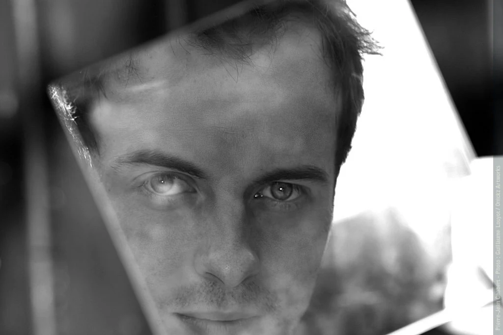 Pierre-Jean Chabert — portrait en noir et blanc derrière une surface réfléchissante