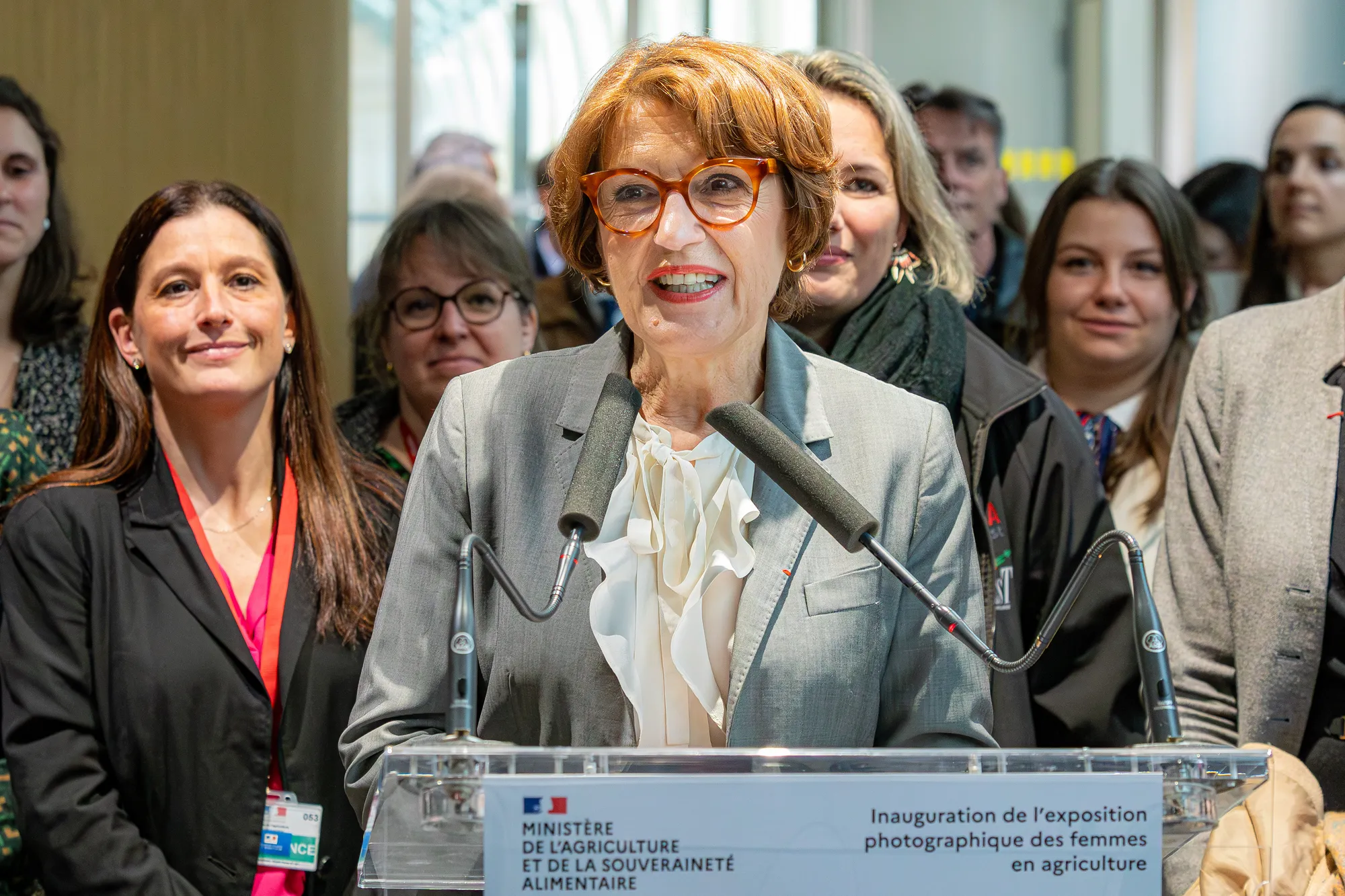 Prise de parole photographiée dans un cadre institutionnel