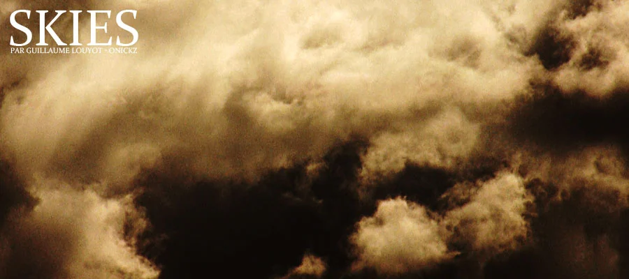 Nuages en mouvement dans une séquence aux teintes sépia.